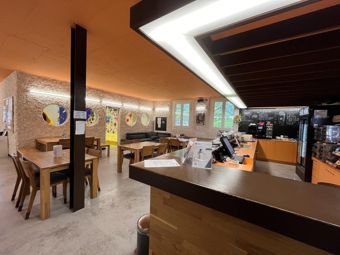 Bistro mit Holztischen und Theke