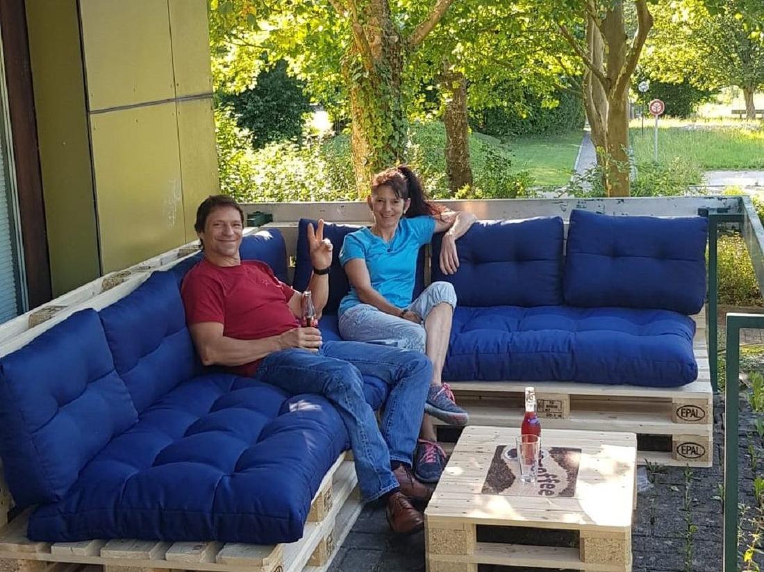 Paul und Heidi Langenkamp auf der Terrasse der Halle