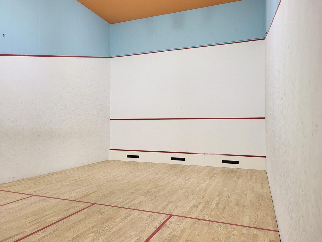 Squashcourt mit neuem Parkett