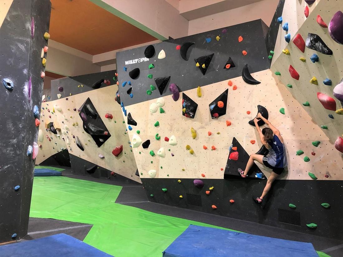 Kletterer an der Boulderwand